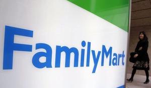 ファミマと日本郵政が提携、国内外店舗基点に海外配送事業