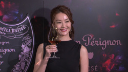 観月ありさ、結婚式で巨大ドンペリ「バーンと開けた」