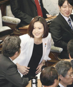 夫がゲス不倫…産休明けの金子恵美議員「妻として申し訳ない」