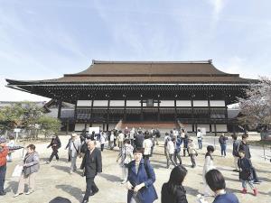 京都御所、春の一般公開…雅楽や蹴鞠の披露も 2016年04月06日 12時41分