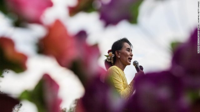 スーチー氏が新設の国家顧問に就任、軍反発 ミャンマー