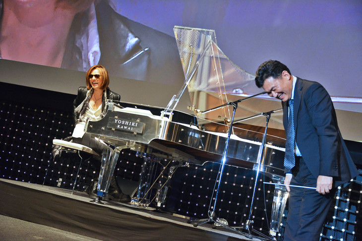 YOSHIKI、楽天・三木谷社長を指揮者に即興ピアノ演奏
