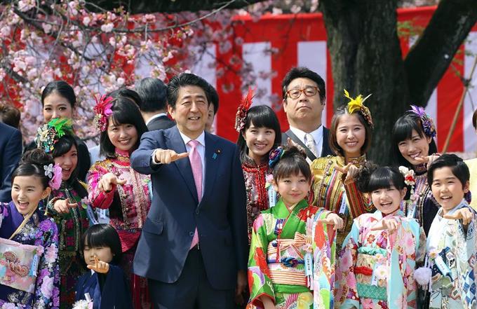 〝桜のように咲き誇る日本を〟 首相「桜を見る会」で