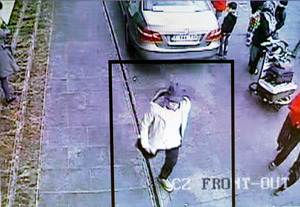 ベルギーテロ、逮捕者は空港実行犯「帽子の男」