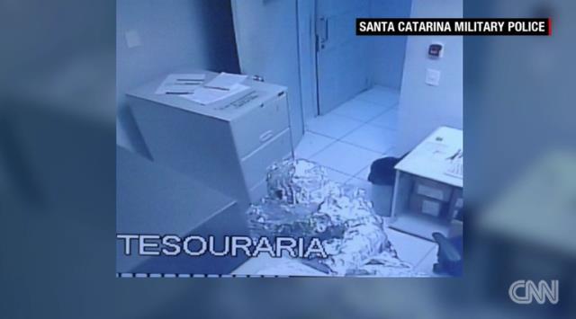 全身アルミホイルの２人組が銀行侵入、防犯カメラには丸見え