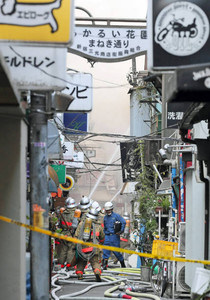 新宿ゴールデン街火災 狭い路地が消防車阻む 3棟燃え1人けが