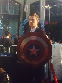 新スパイダーマン「アベンジャーズ」デビュー！熱狂USプレミアに新星トム・ホランド登場！