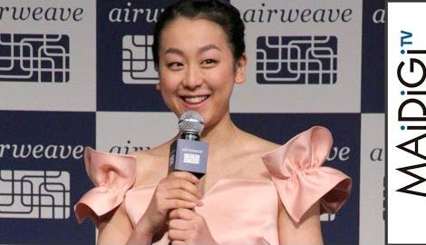 浅田真央選手、華やかなピンクワンピで登場！「エアウィーヴ」新商品発表会1
