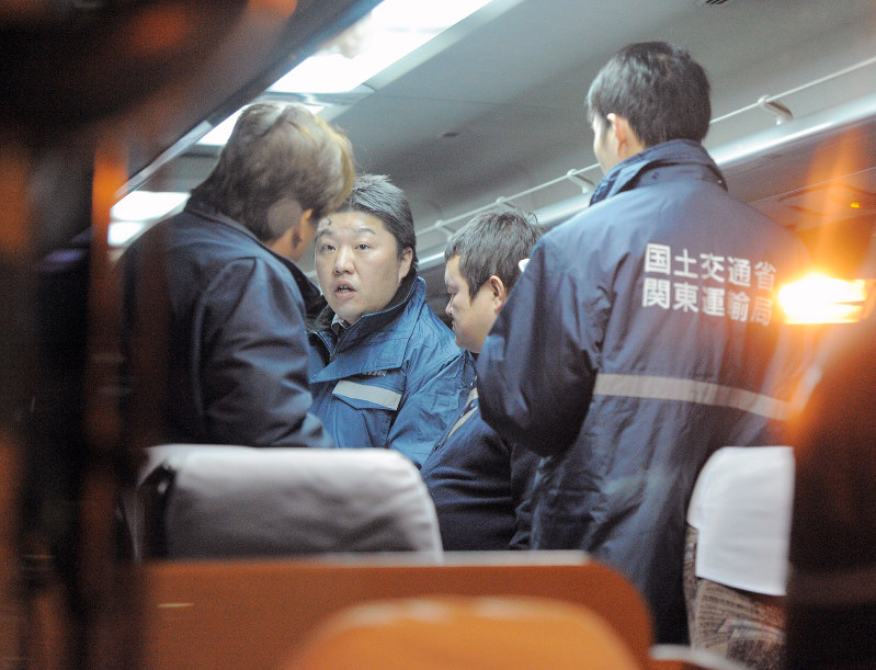 貸し切りバス、35%に違反 抜き打ち街頭監査