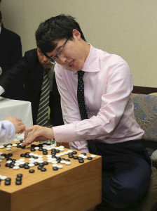 囲碁・井山棋聖の七冠達成ならず…次局以降に 2016年04月14日 19時45分