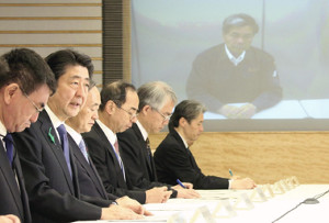 熊本に激甚指定へ政府調査団 首相「救助、時間との勝負」