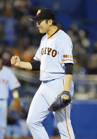 巨人８−０ヤクルト 菅野力こぶ、連続完封 巨人１８安打圧勝