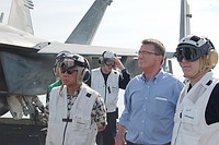 南シナ海航行の空母乗艦=中国を強くけん制-米国防長官