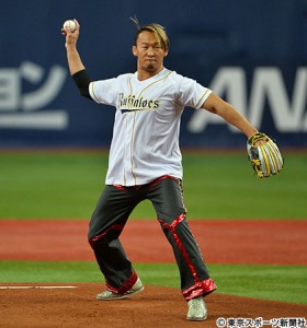 丸藤&潮崎が珍『死球式』バファローブルの左足にコツン