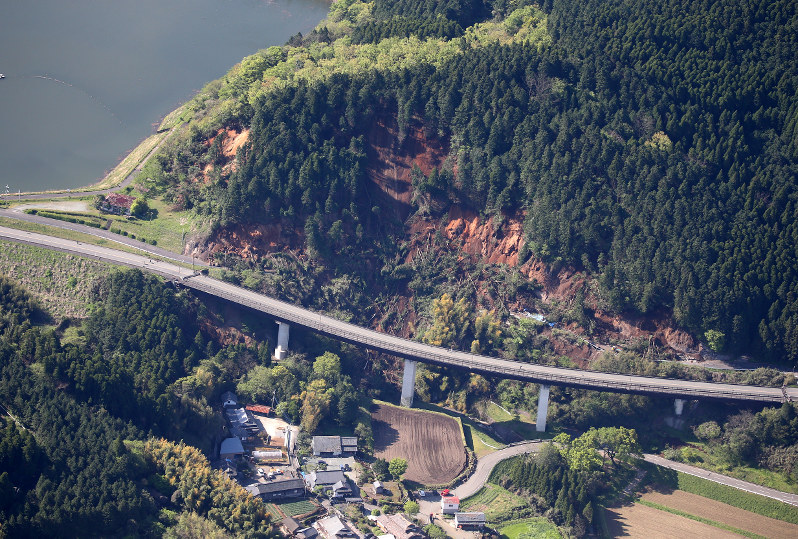 熊本地震:未明に本震 新たに13人死亡、死者22人に