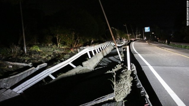 熊本でM7の地震、7人死亡 建物倒壊