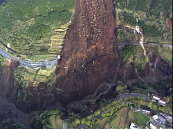 崩落した阿蘇大橋周辺