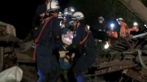 熊本で未明にM7.3、九州で強い地震続く 死者27人に