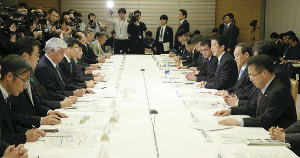 自衛隊派遣、2万5千人に増強へ…政府対策本部 2016年04月16日 22時45分