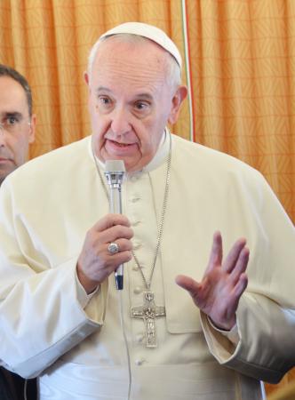 ローマ法王 難民足止めのギリシャの島訪れる