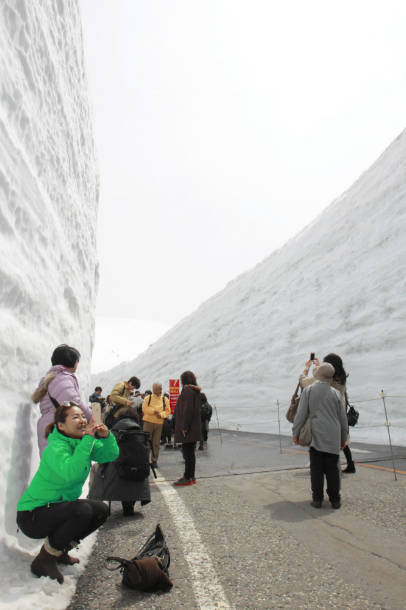 雪の大谷、絶景満喫