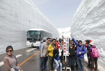 「雪の大谷」に歓声 立山黒部アルペンルート開通