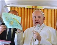 法王、難民最前線訪問、シリア人12人連れ帰る ギリシャの島