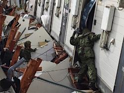 捜索活動を行う自衛隊員