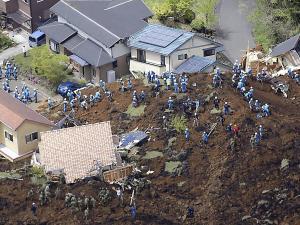 熊本地震、死者４２人に…南阿蘇で安否不明７人 2016年04月18日 00時47分