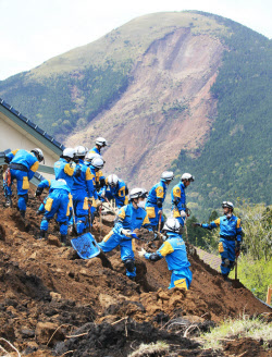 避難者なお11万人 熊本、大分で地震相次ぐ 安否不明の１１人捜索