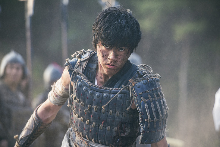 「キングダム」山崎賢人扮する信が中国の地を駆ける、10周年の実写動画公開