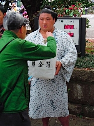 募金活動をする嘉風