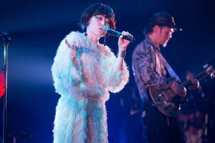 EGO-WRAPPIN'、シャンデリア輝くホールでカバーの数々お披露目