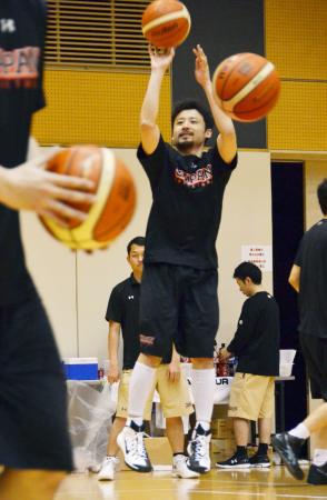 田臥「競争勝ち抜く」 バスケ男子代表が合宿公開