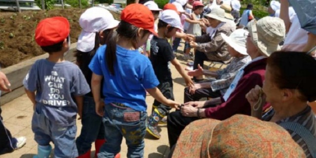 待機児童解消「育休期間の延長を」 厚労省と自治体、意見交換