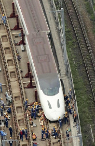 脱線の九州新幹線車両、線路に戻す作業に着手