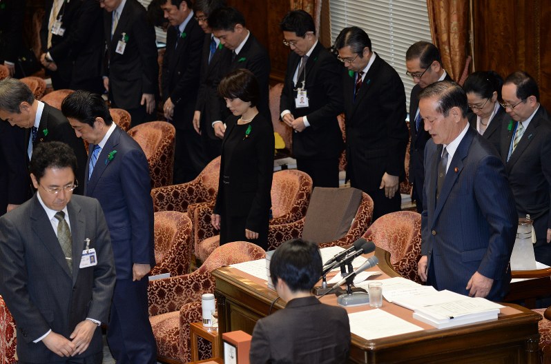 低調な質疑に終始 実質審議を再開