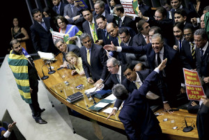 大統領弾劾 下院が採択 職務停止は不可避