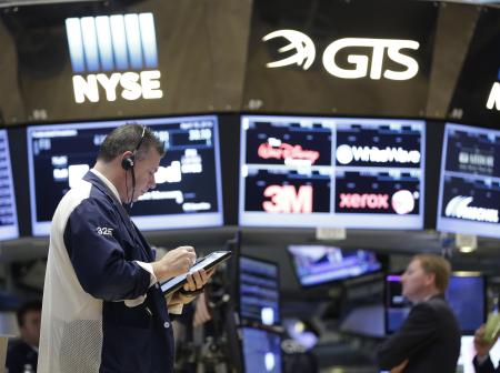 米国株、ダウ反発し106ドル高 9カ月ぶり高値、原油安の一服受け