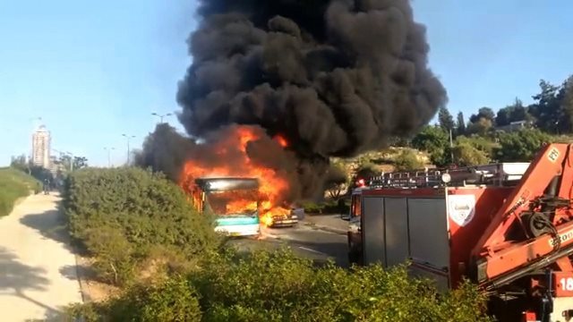 エルサレムでバス火災、21人負傷 「爆破」と警察当局