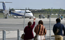 熊本到着便、運航再開 帰郷の客「早く母の顔見たい」