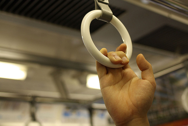 つり革損壊容疑、男逮捕=200個被害も関連捜査-警視庁