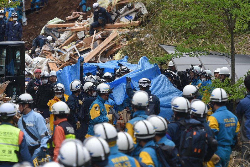 熊本地震 11万人が避難 死者41人、捜索続く