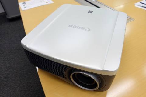 キヤノン、100m先まで伝送できる超高輝度プロジェクター