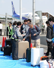 被災した家族を助けたい 熊本空港で到着便再開