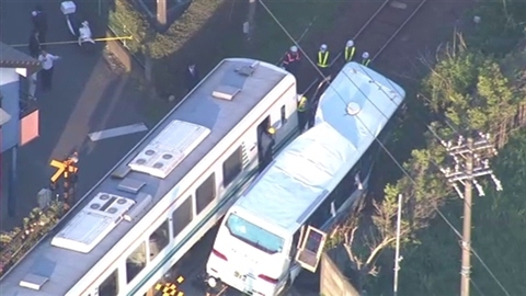 天竜浜名湖鉄道の踏切で列車と大型バスが衝突