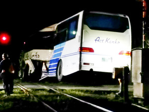 踏切で列車とバスが衝突、１３人病院搬送 静岡・掛川