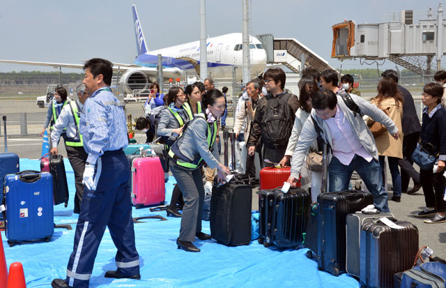 熊本空港、出発便も再開 ターミナルは仮復旧