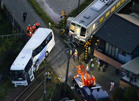 踏切で列車と観光バス衝突 静岡・掛川、22人負傷