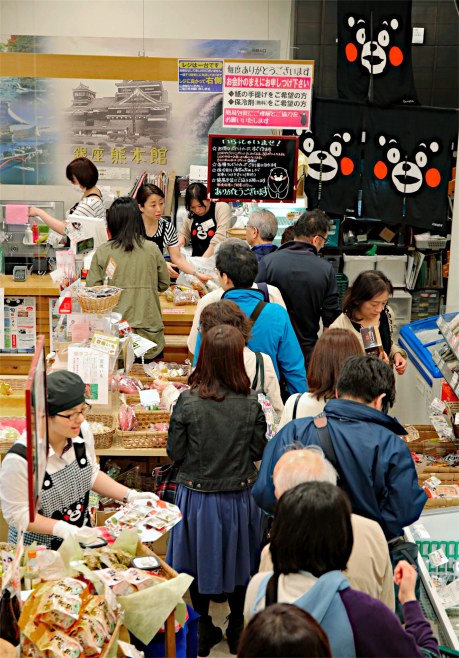 熊本頑張れ、買い物で応援 銀座のアンテナ店に長蛇の列